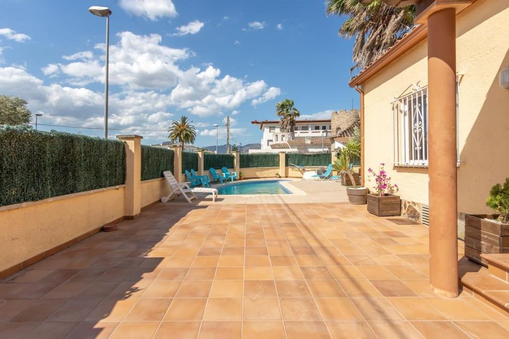 S46-Casa De Vacaciones Climatizada Con Piscina, En El Centro Junto Al Mar, Barbacoa Y Wiifi Empuriabrava Buitenkant foto