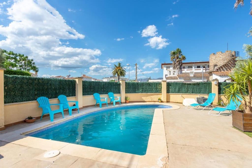 S46-Casa De Vacaciones Climatizada Con Piscina, En El Centro Junto Al Mar, Barbacoa Y Wiifi Empuriabrava Buitenkant foto